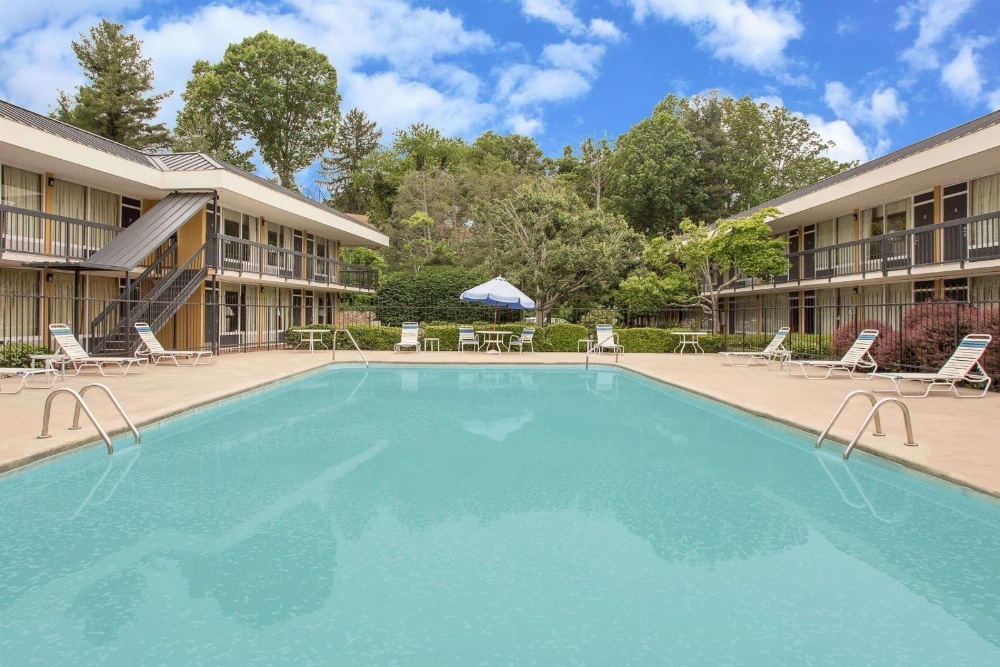 Days Inn by Wyndham Asheville/Mall Main image