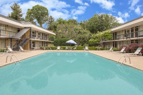 Days Inn by Wyndham Asheville/Mall image 21